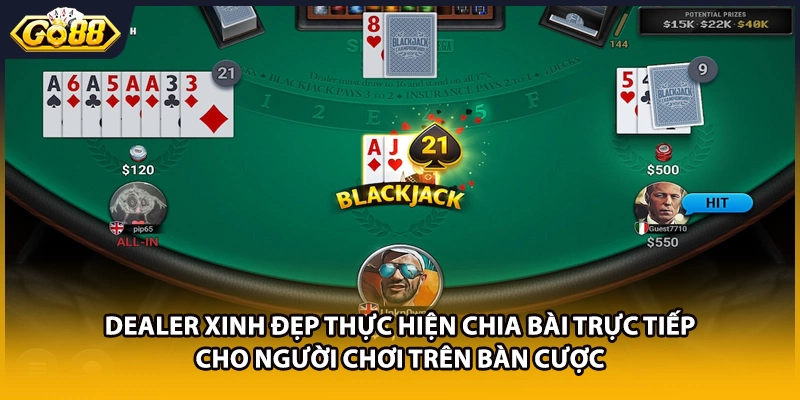 Dealer xinh đẹp thực hiện chia bài trực tiếp cho người chơi trên bàn cược