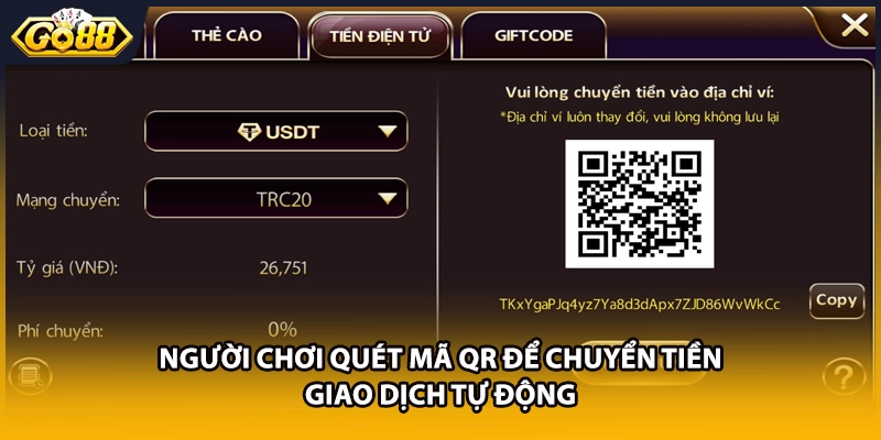 Người chơi quét mã QR để chuyển tiền giao dịch tự động
